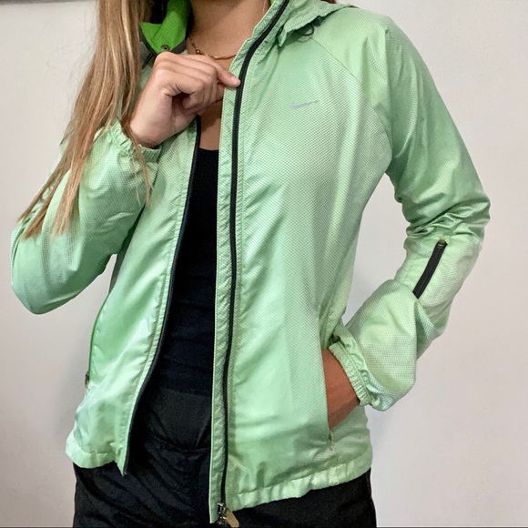 Nike running sleek wind breaker - Picture 2 of 7